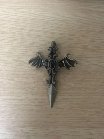 고딕 악마의 깃털 모티브 크로스 펜던트 탑