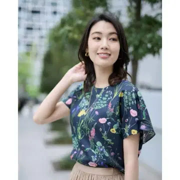미사용 새상품 언타이틀 보타니컬 프린트 블라우스 네이비 M 사이즈