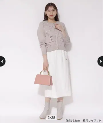 체인 벨트가 달린 타이트 스커트 저스길리티