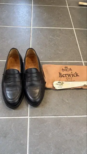 Berwick 1707 블랙 로퍼 25.5cm 주름 가죽