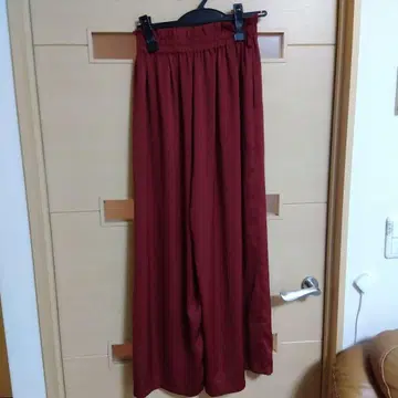 스콧 클럽의 버건디, 네이비 새틴 와이드 팬츠, 매끄러운 새상품급.
