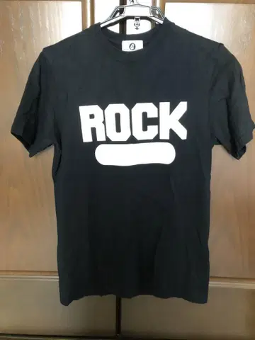 GOODENOUGH 굿이너프 ROCK 티셔츠