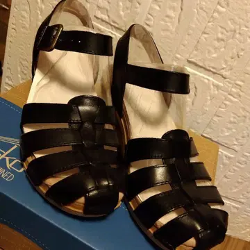 Dansko 블랙 가죽 스트랩 샌들 23cm