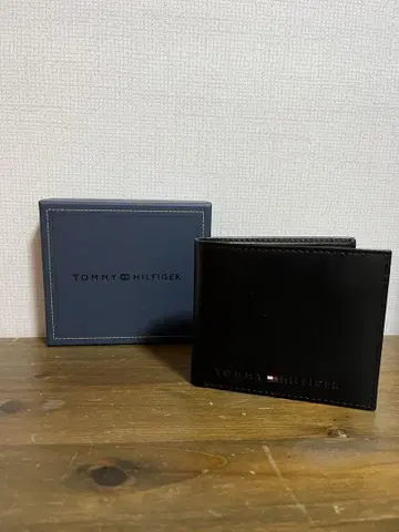 타미힐피거 블랙 접이식 지갑