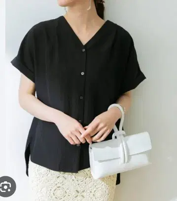 에어리 V넥 반팔 셔츠 BLACK 반팔 셔츠