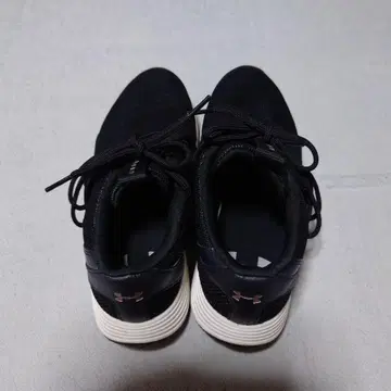 언더아머 블랙 스니커즈 여성용 23.5cm