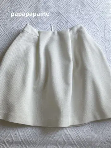 마도레 화이트 무릎 기장 스커트 피케 소재