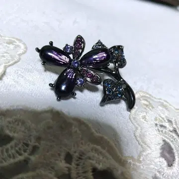 ANNASUI 안나수이 보라색 브로치