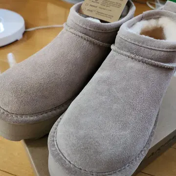 BEARPAW 숏 무스탕 부츠 미사용, 사정으로 판매합니다.