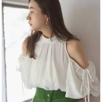 snidel 화이트 오프숄더 벌룬 소매 상의