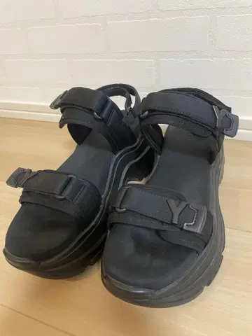 YELLO 블랙 스포츠 샌들
