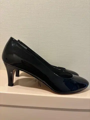 새상품급 질스튜어트 에나멜 펌프스 22cm