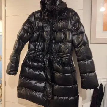광택 블랙 다운 자켓 후드 부착
