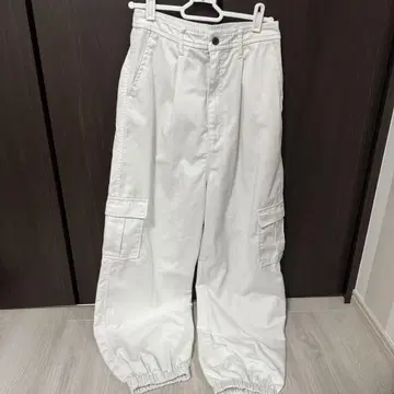화이트 카고 팬츠