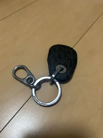 마이클코어스 키링
