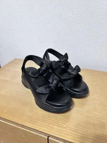 루타론 리본 통굽 블랙 샌들
