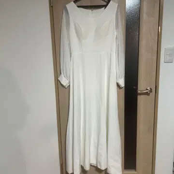 화이트 긴팔 플레어 드레스