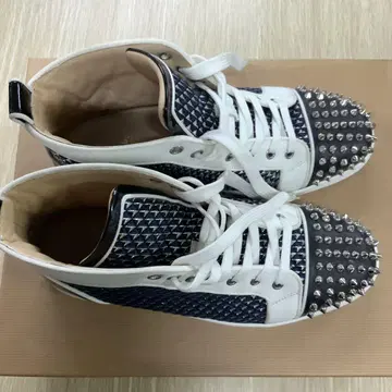 크리스찬 루부탱 스터드 하이컷 스니커즈