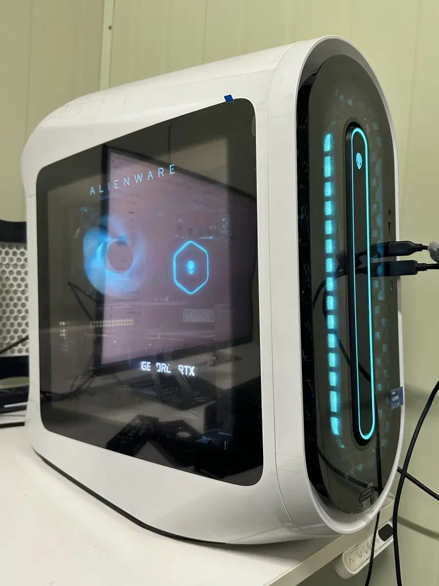 Alienware R13 luna White Aurora Desktop RTX 3090 Like New 6