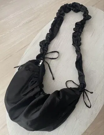 Heather 셔링 새틴 숄더 블랙