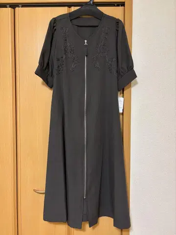 택 포함 코드 자수 원피스