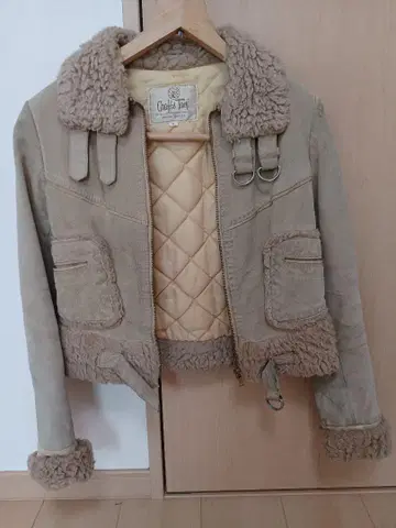 무스탕 숏 자켓 베이지