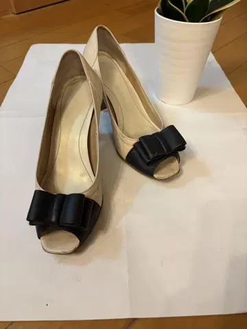 베이지와 블랙의 오픈토 힐