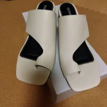 nouer 화이트 플립플랍 새상품급. 기간 한정 가격!