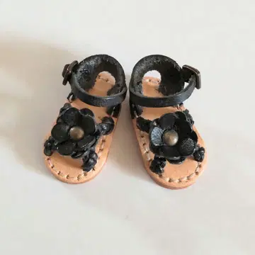 브라이스 아웃핏 샌들(블랙, 꽃 모티브)