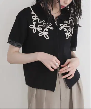 LIAN 코드 자수 반팔 폴로 니트