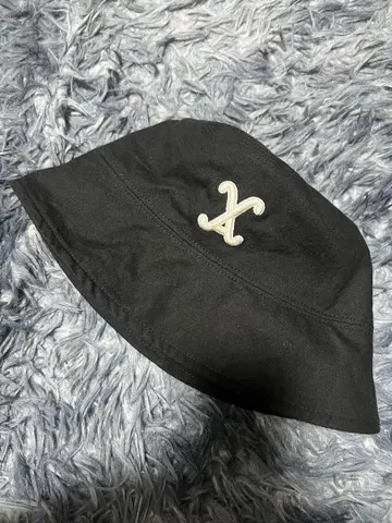 블랙 버킷 햇 X 마크 자수