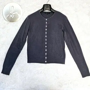 에네스베 다크 그레이 로고 각인 버튼이 달린 가디건