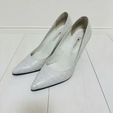 다이애나 악어 엠보싱 펌프스 화이트 25cm