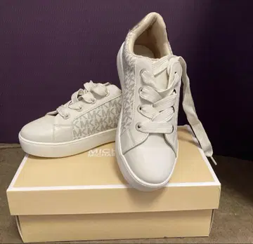 마이클코어스 화이트 스니커즈 MK 로고
