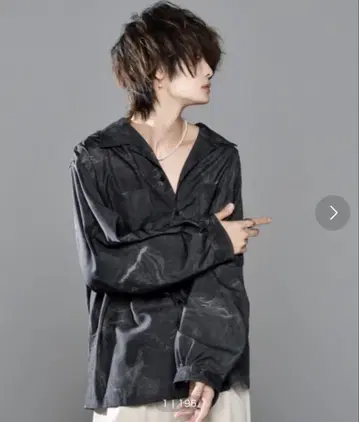 마블 무늬의 블랙 셔츠