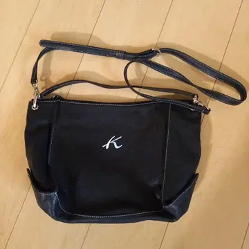 키타무라의 블랙 가죽 숄더백