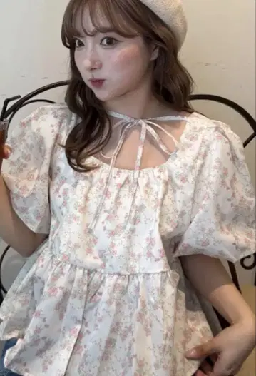 Ptiee 벌룬 슬리브 플라워 페플럼 형태 블라우스