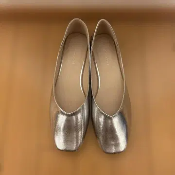 메탈릭 실버 플랫 슈즈