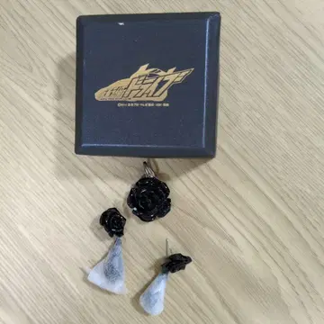 가면라이더 드라이브 검은 장미 디자인 귀걸이(양쪽 귀용)와 펜던트 탑