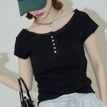 PUBLUX 퍼블럭스 옷깃 절개 헨리넥 리브 티셔츠 블랙