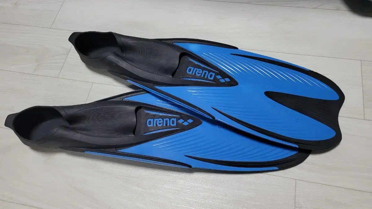 Arena swim fins, size 32-33 (210-215 size). Please check the size.