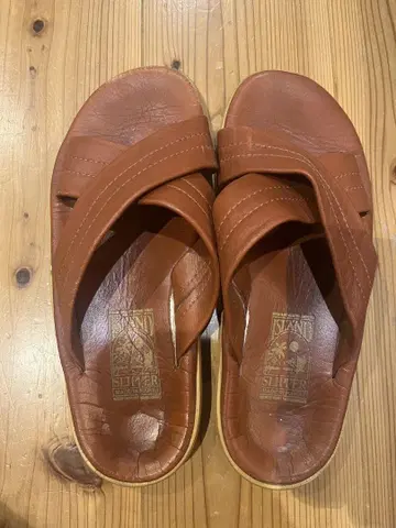 Island Slipper 브라운 크로스 스트랩 샌들