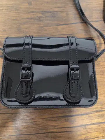 2024년 Dr.Martens 닥터마틴 사첼 백 에나멜