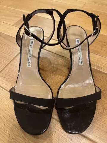 PELLICO 블랙 스트랩 샌들
