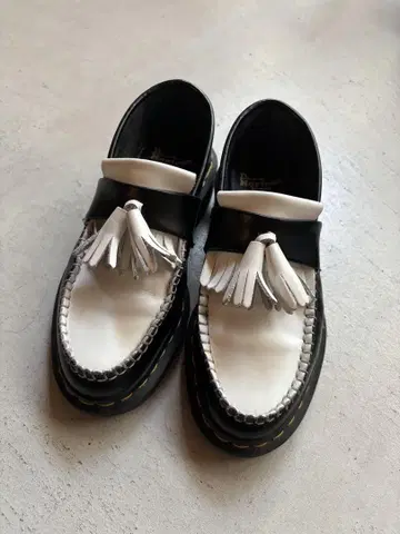 Dr. Martens 프린지 로퍼 블랙/화이트 EU36 UK3