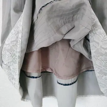 그레이 플레어 스커트 레이스 장식