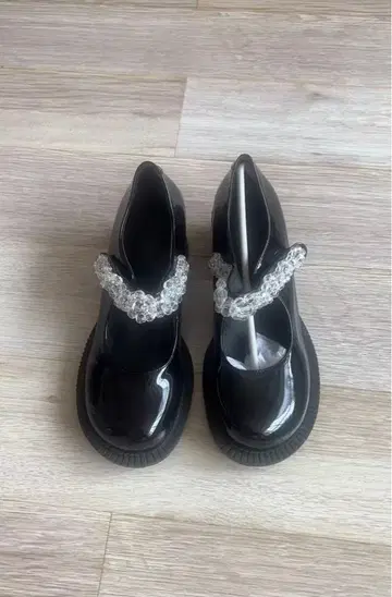 비쥬가 달린 통굽 로퍼 블랙
