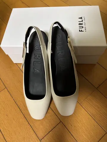 훌라 크림색 슬링백 플랫슈즈