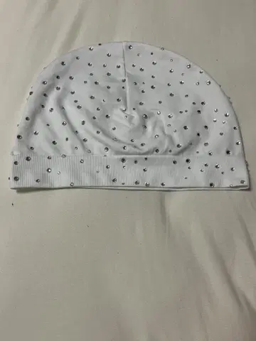JP THE WAVY 스톤이 달린 화이트 니트 모자
