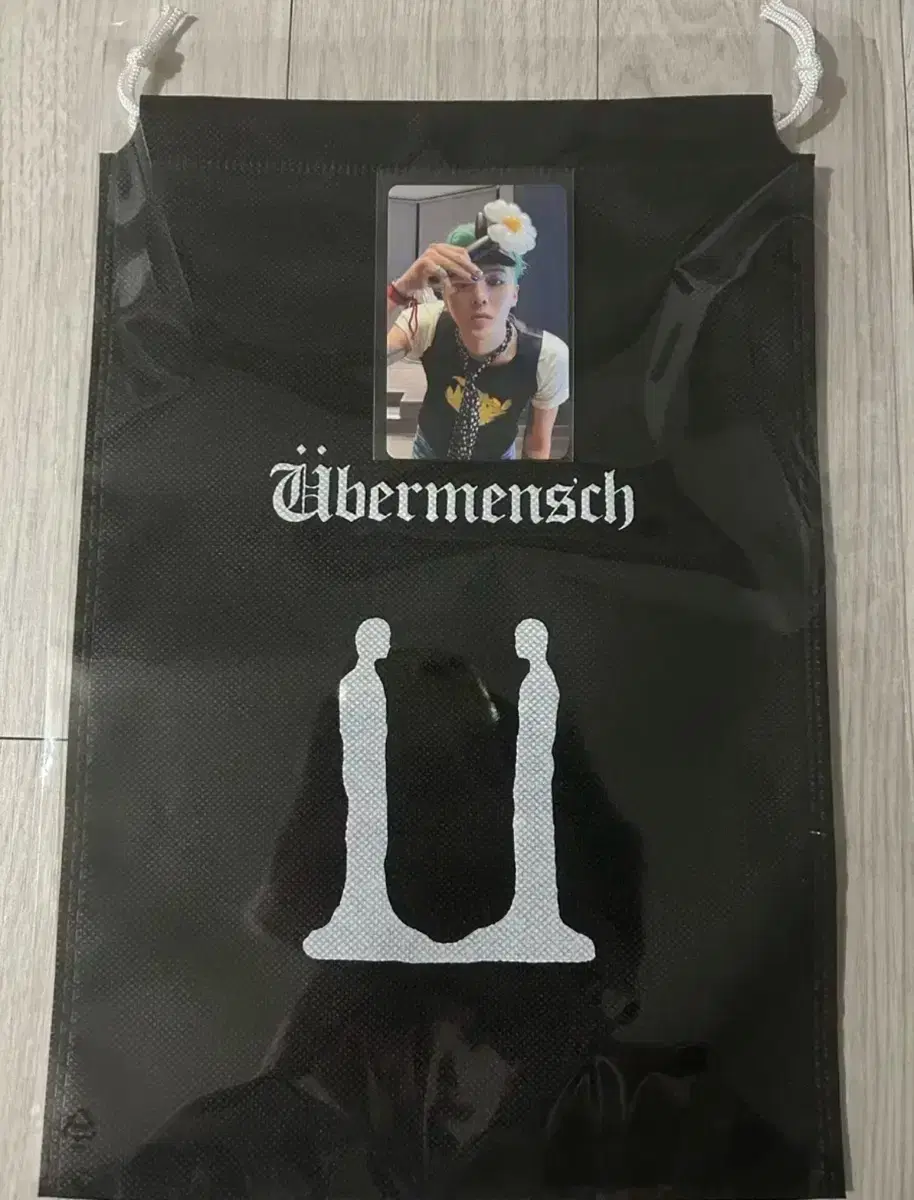GD lightstick pre-order benefit poca + Weeburman powch, 1 set
